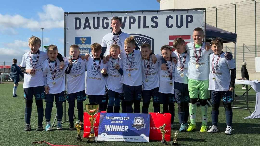 MŪSU 3.KLASES SKOLĒNI ČEMPIONU KOMANDĀ! TRENERIS - MŪSU ĢIMNĀZIJAS ABSOLVENTS.