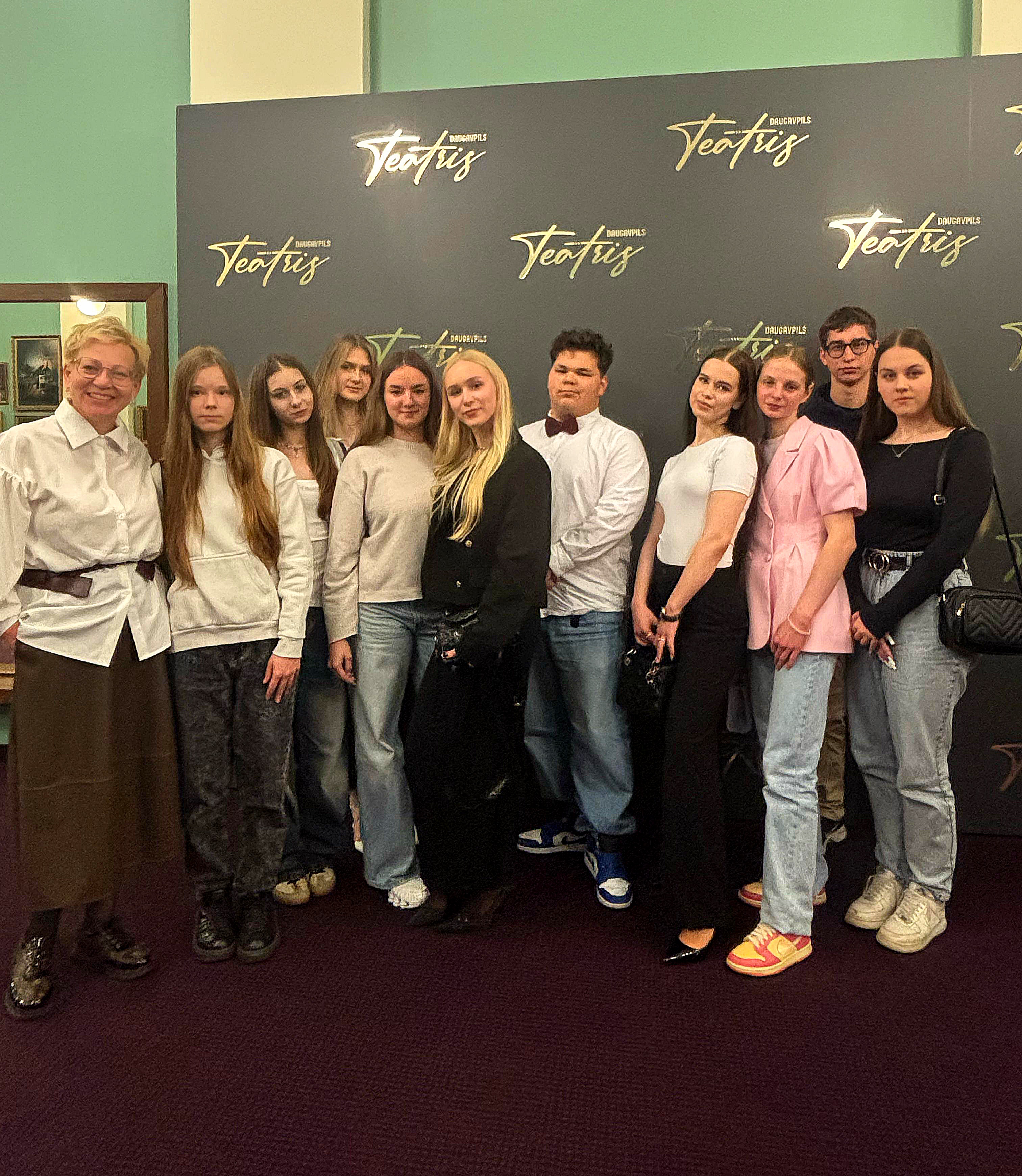 10.KLASES SKOLĒNI VIESOJĀS DAUGAVPILS TEĀTRĪ. IZRĀDE "DŽEINA EIRA" AIZRAUJ UN IEDVESMO.