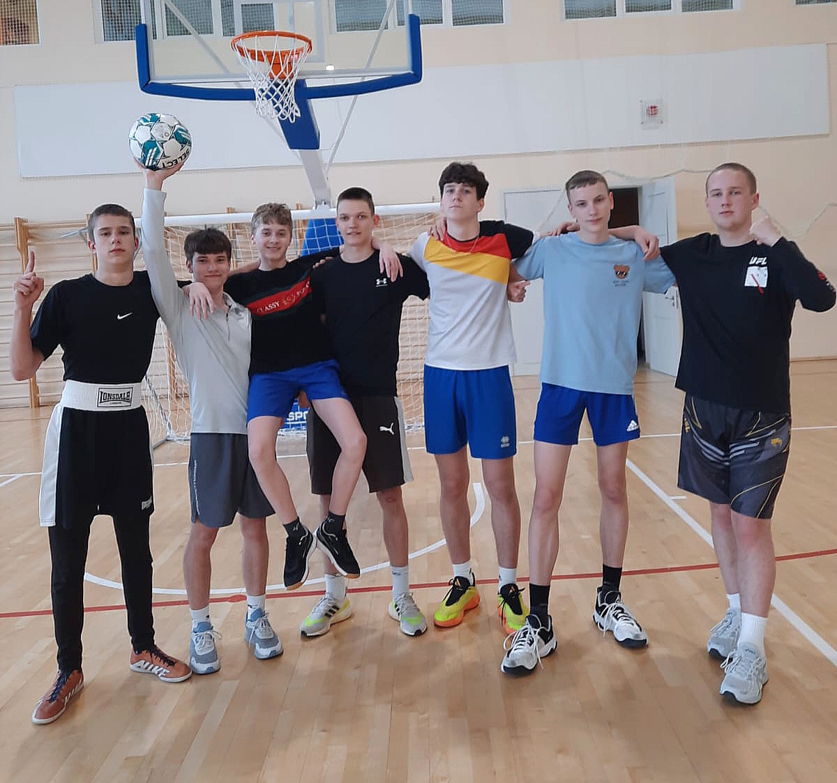 AR 9.KLASES ZĒNU UZVARU NOSLĒDZĀS SKOLAS FUTBOLA TURNĪRS STARP 9.-12.KLASĒM