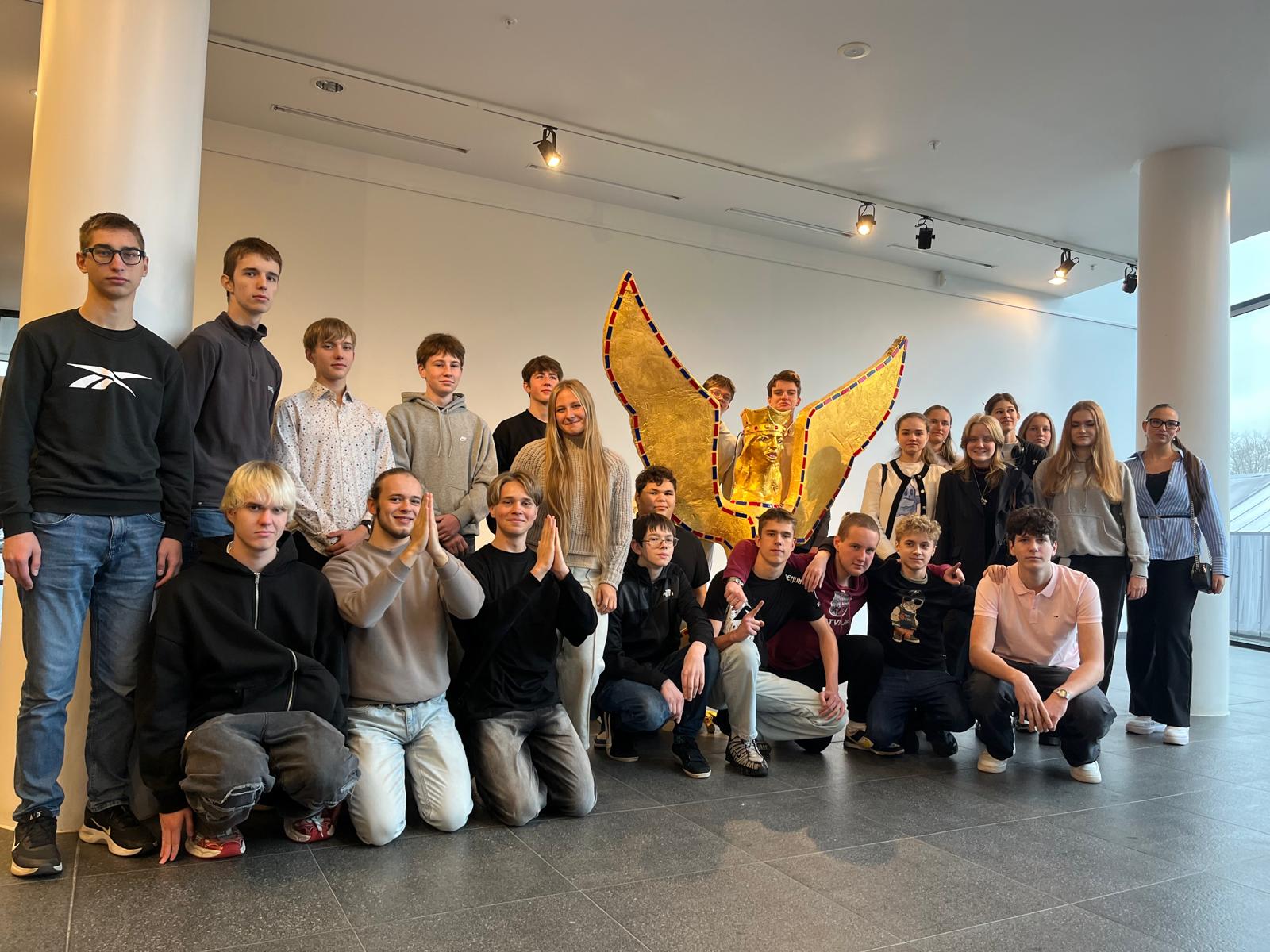 MŪZIKLS „KLASE” IEDVESMOJA 10. UN 11. KLAŠU SKOLĒNUS. "GORA" APMEKLĒJUMS SAKARĀ AR PROJEKTU "LATVIJAS SKOKAS SOMA".