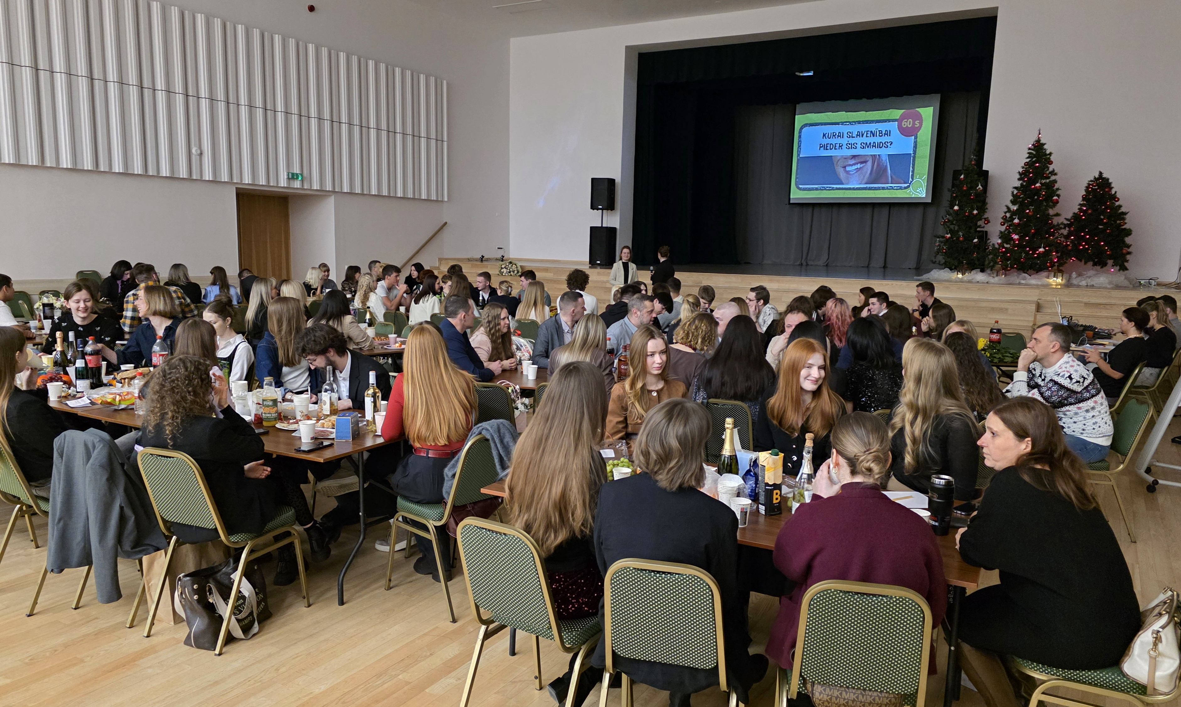 PILNA ZĀLE ABSOLVENTU VAKARĀ