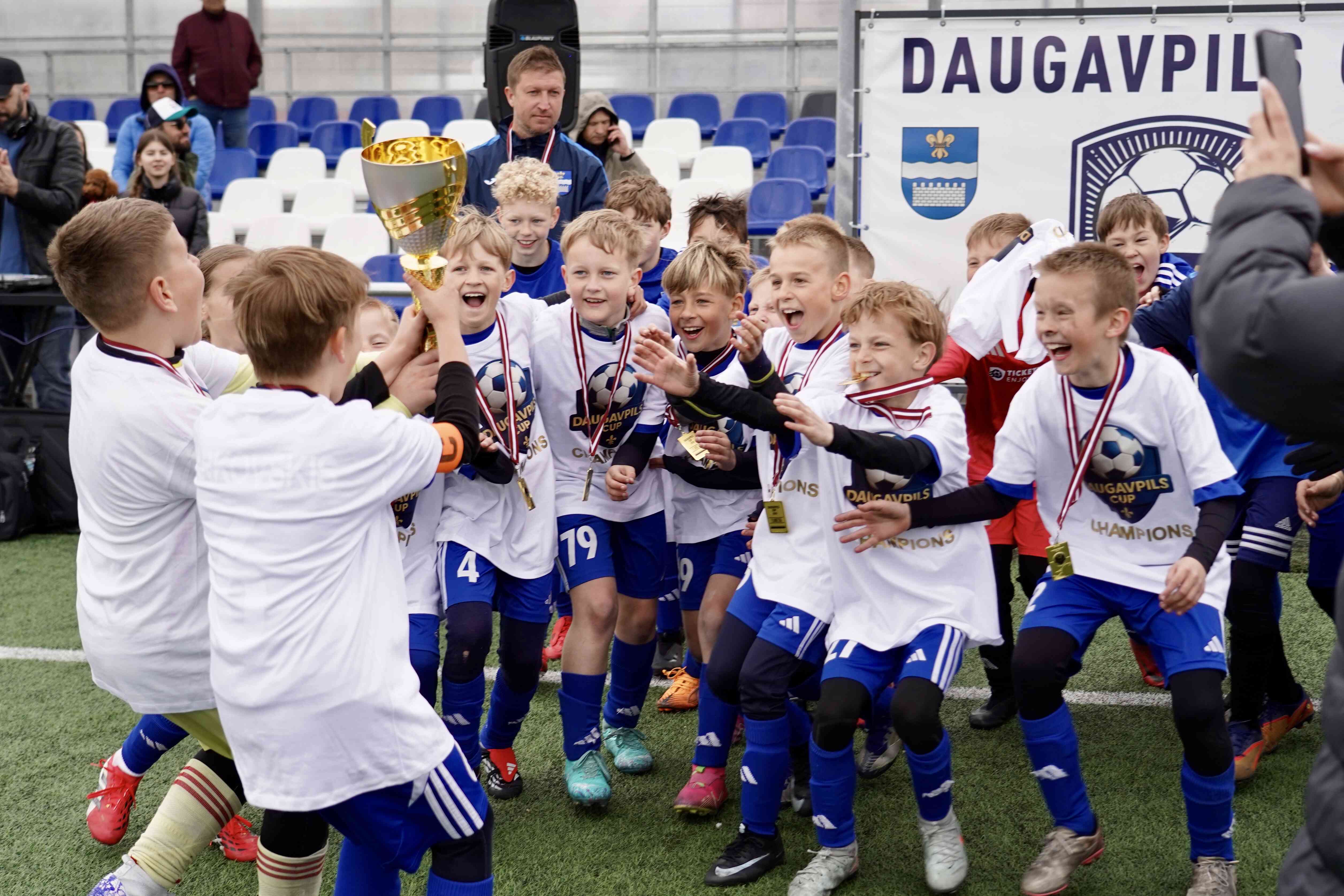 MŪSU ZĒNI - ČEMPIONI!